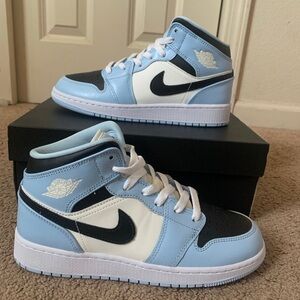 SOLD❌Jordan 1 Mid 5.5Y